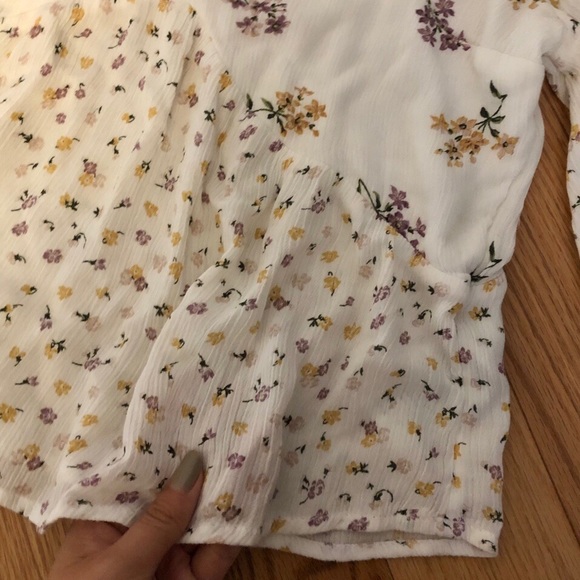 Hollister White Floral Blouse (Size XS) - Picture 3 of 4